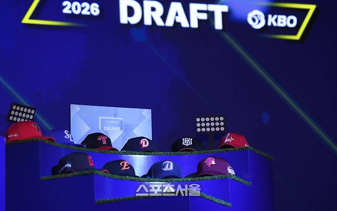 17일 서울 송파구 롯데호텔 월드에서 열리는 2026 KBO 리그 신인드래프트 현장에 각 팀의 모자가 전시되어 있다. 사진 | 최승섭기자 thunder@sportsseoul.com