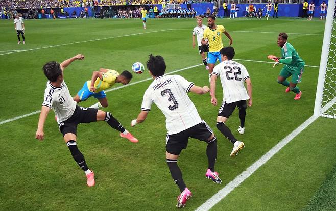 Soccer Football - FIFA World Cup 2026 - Round of 32 - Brazil v Japan - Houston Stadium, Houston, Texas, U.S. - June 29, 2026 Japan's Takehiro Tomiyasu clears a header off the line by Brazil's Casemiro REUTERS/Annegret Hilse







<저작권자(c) 연합뉴스, 무단 전재-재배포, AI 학습 및 활용 금지>