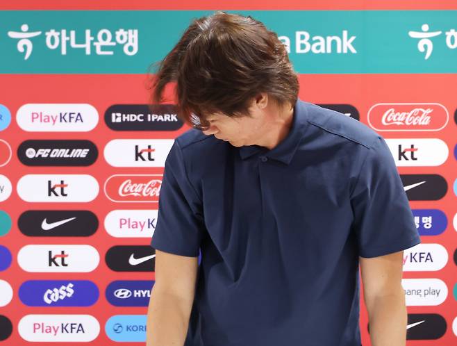 기자회견 마친 홍명보 감독      (사포판[멕시코 할리스코주]=연합뉴스) 최재구 기자 = 2026 북중미 월드컵에서 32강 진출에 실패한 한국축구국가대표팀의 홍명보 감독이 28일(현지시간) 멕시코 사포판 치바스 바예 베르데에서 사퇴 기자회견을 마치고 회견장을 나서고 있다. 2026.6.29      jjaeck9@yna.co.kr  (끝)      <저작권자(c) 연합뉴스, 무단 전재-재배포, AI 학습 및 활용 금지>