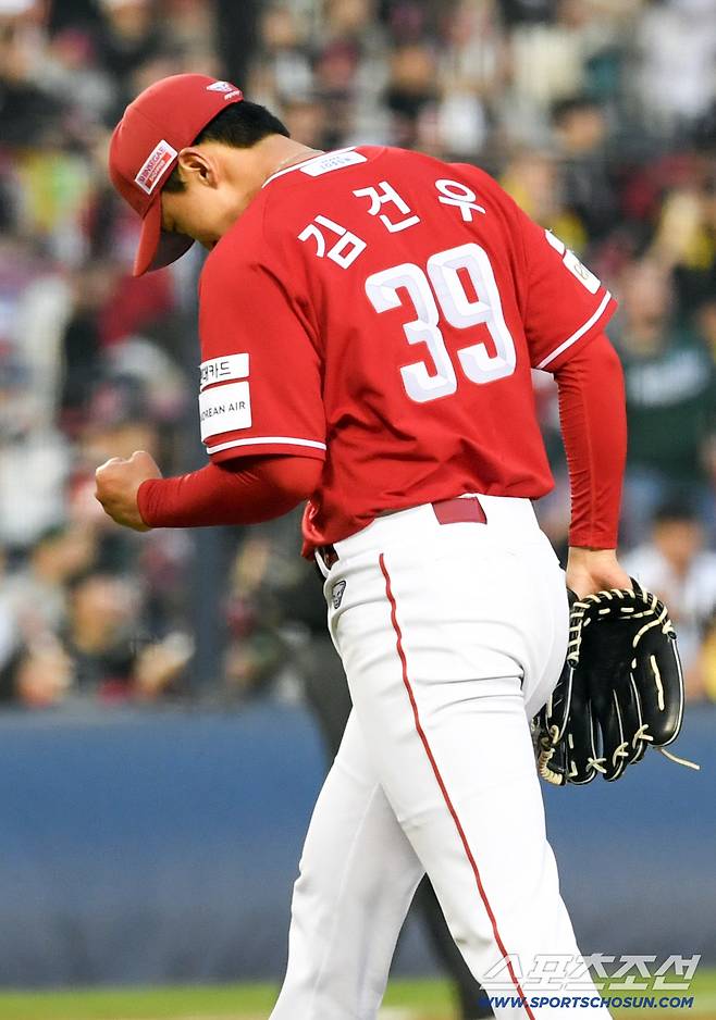 11일 잠실구장에서 열린 LG와 SSG의 경기. 6이닝 1실점 호투를 펼친 SSG 선발 김건우가 환호하고 있다. 잠실=박재만 기자 pjm@sportschosun.com/2026.04.11/