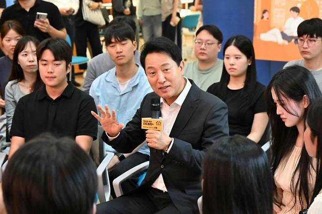 오세훈 서울시장이 30일 건국대학교에서 열린 '청년주거안정정책 타운홀 미팅'에서 학생들에게 서울시의 청년주거정책을 설명하고 있다. 서울시 제공