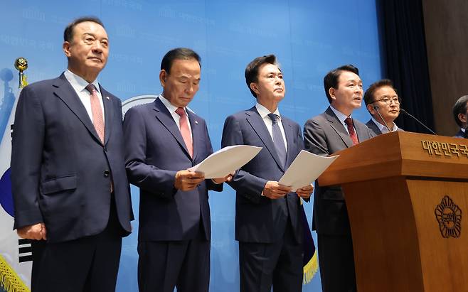 국민의힘 충청권 국회의원 및 시도지사가 29일 오전 서울 여의도 국회 소통관에서 이재명 정부의 대규모 국내 투자 계획 발표에 대해 “반도체 정치질로 국가의 운명이 달린 반도체 산업을 망치지 말라”고 정부의 호남 반도체 투자 일방적 발표를 비판했다. /박성원 기자