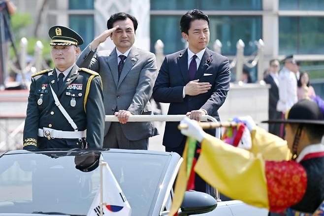 안규백(가운데) 국방부 장관과 고이즈미 신지로(오른쪽) 일본 방위상이 28일 서울 용산구 국방부 연병장에서 의장대 사열을 하고 있다. /사진공동취재단