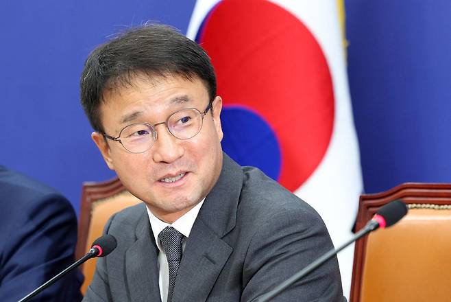 한병도 더불어민주당 대표 직무대행 겸 원내대표가 29일 서울 여의도 국회에서 열린 김포-제주 항공 좌석 부족 사태 관련 간담회에서 발언하고 있다. 뉴시스