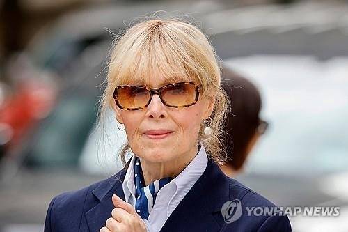 E. 진 캐럴이 지난 2024년 9월 뉴욕 법원을 나서고 있다. AP=연합뉴스 자료사진.