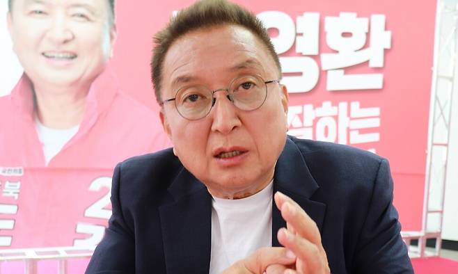 김영환 국민의힘 충북지사 후보가 지난달 11일 청주 선거사무소에서 한겨레와 인터뷰하며 대표 정책 등을 설명하고 있다.