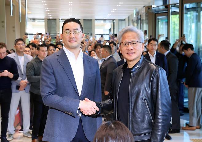 구광모(왼쪽) LG그룹 회장이 8일 서울 영등포구 여의도 LG 사옥을 찾은 젠슨 황 엔비디아 최고경영자(CEO)와 악수를 하고 있다. 뉴스1