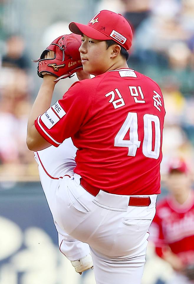 SSG 오른손 투수 김민준의 투구 모습. 김민준은 올해 데뷔한 신인으로 등판 3경기 만에 마수걸이 첫 승리를 따냈다. SSG 제공