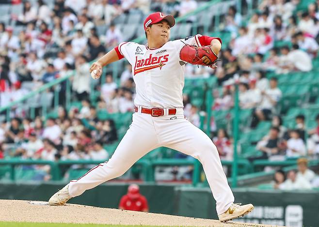 SSG 오른손 투수 김민준의 투구 모습. SSG 제공