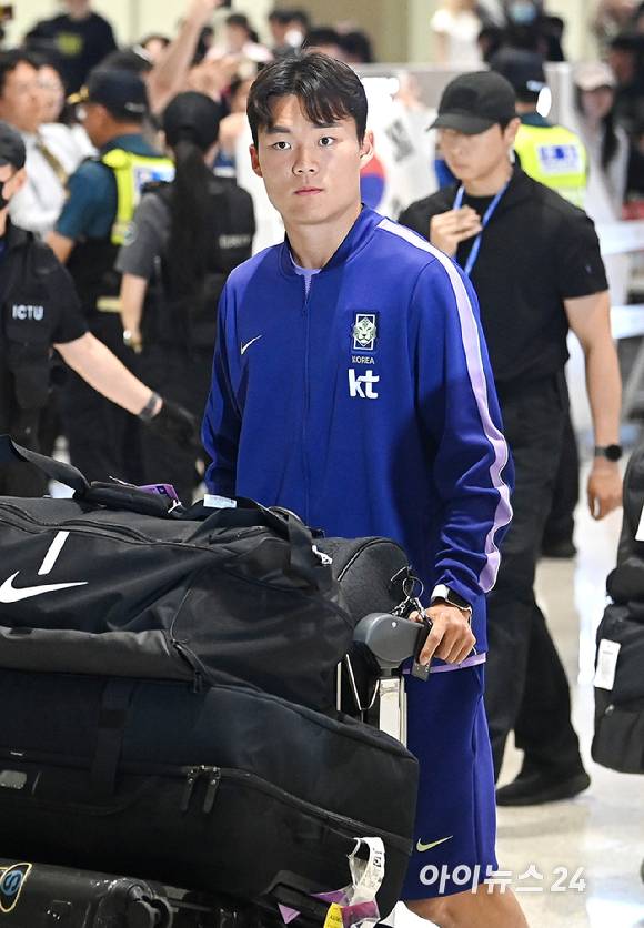 북중미월드컵 조별예선 탈락한 축구대표팀 오현규가 30일 오전 인천공항 제2 터미널을 통해 귀국하고 있다. [사진=곽영래 기자]