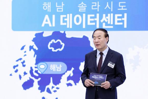 전영현 삼성전자 부회장이 30일 이재명 대통령 주재로 광주 김대중컨벤션센터에서 열린 서남권 첨단산업 발전비전 국민보고회에서 투자계획을 발표하고 있다.[사진=연합뉴스]