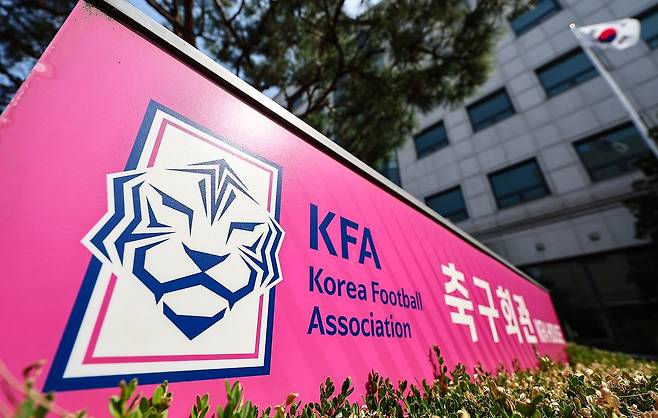 한국축구대표팀이 2026 국제축구연맹(FIFA) 북중미 월드컵 조별리그에서 탈락하자 정치권에서도 감독 선임 과정의 책임 문제를 제기하며 개혁 요구가 확대되고 있다.  사진은 29일 서울 종로구 축구회관. 뉴스1