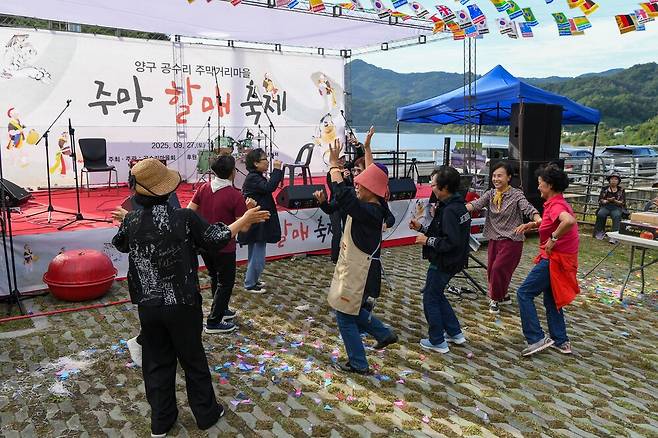 주막할매 축제에서 주민과 방문객들이 공연을 즐기며 화합의 시간을 보내고 있다.&nbsp;