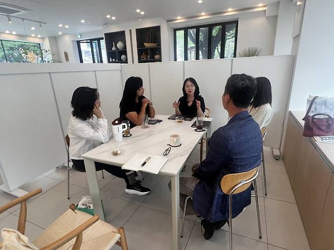 함광복 양구읍 공수리 이장이 24일 양구군청 공감카페에서 윤수진 서울여대 교수 등과 주막할매 축제 발전 방향을 논의하고 있다.