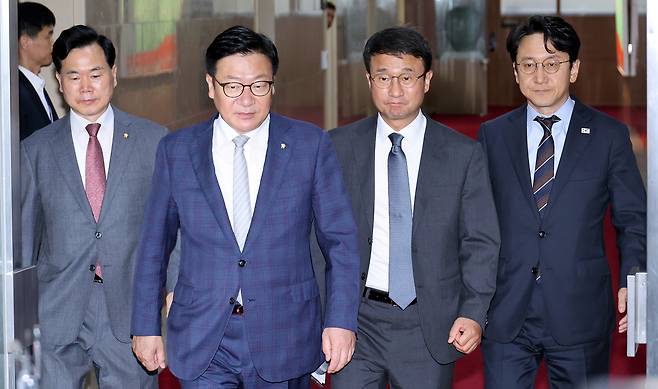 더불어민주당 한병도 원내대표와 천준호 원내운영수석부대표, 국민의힘 정점식 원내대표와 김승수 원내운영수석부대표가 30일 국회에서 국회의장 주재 회동을 마친 뒤 운영위원장실로 향하고 있다. 연합뉴스
