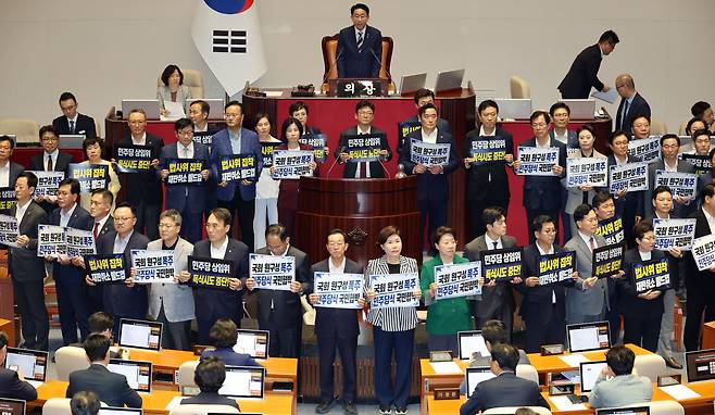 상임위원장 선출 중단 요구하는 국민의힘 국민의힘 의원들이 30일 국회 본회의장에서 의장석 앞을 점거하고 후반기 원 구성과 관련해 상임위원장 선출 중단을 요구하는 시위를 하고 있다. 연합뉴스