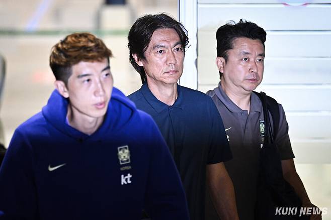 홍명보 대한민국 축구대표팀 감독(가운데)이 2026 북중미 월드컵 일정을 마친 뒤 30일 인천국제공항을 통해 귀국하고 있다.