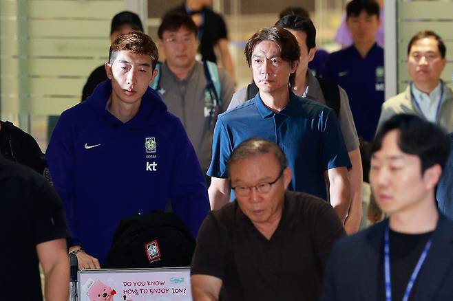 (인천공항=뉴스1) 안은나 기자 = 2026 북중미 월드컵 32강 진출 실패의 책임을 지고 사퇴 의사를 밝힌 홍명보 축구대표팀 감독이 30일 새벽 조현우, 박항서 단장 등과 함께 인천국제공항 2터미널을 통해 귀국하고 있다. [뉴스1]