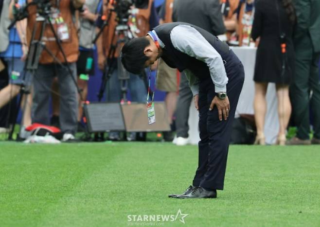 브라질 축구 대표팀에 2대1로 패배한 뒤 고개를 숙이는 일본 모리야스 하지메 대표팀 감독./사진=뉴스1
