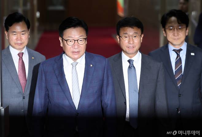 [서울=뉴시스] 김근수 기자 = 한병도(오른쪽 두번째) 더불어민주당 원내대표와 정점식 국민의힘 원내대표가 30일 오후 서울 여의도 국회에서 국회의장 주재 여야 교섭단체 원내대표 회동을 마치고 밖으로 이동하고 있다. 2026.06.30. ks@newsis.com /사진=김근수