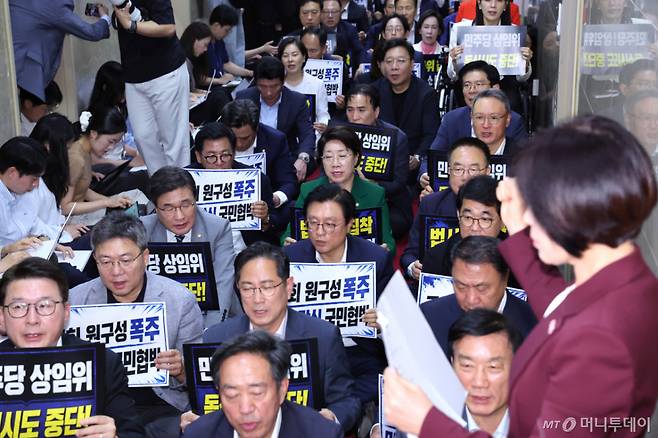 (서울=뉴스1) 신웅수 기자 = 국민의힘 의원들이 30일 서울 여의도 국회에서 원 구성 관련 본회의 진행과 관련해 조정식 국회의장실을 항의 방문하고 있다. 2026.6.30/뉴스1  Copyright (C) 뉴스1. All rights reserved. 무단 전재 및 재배포,  AI학습 이용 금지. /사진=(서울=뉴스1) 신웅수 기자
