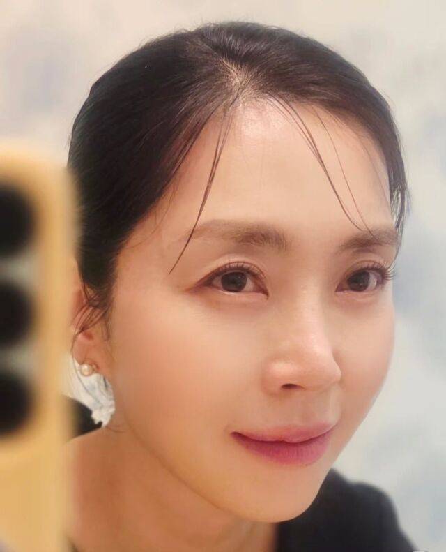 송윤아가 자연스러운 셀카와 함께 근황을 전했다. / 송윤아 SNS