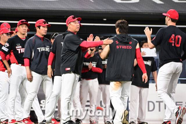 21일 오후 경기도 수원KT위즈파크 진행된 '2026 신한 SOL KBO 리그' 기아 타이거즈 - 수원 KT 위즈의 경기. 기아 이범호 감독이 11-5로 승리한 뒤 선수들과 하이파이브를 하고 있다./마이데일리
