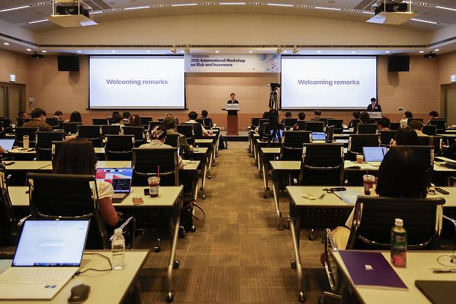 29일 오전 서울 여의도 FKI타워에서 보험연구원이 포항공대, 미국 일리노이대, 캐나다 사이먼프레이저대와 공동으로 개최한 ‘2026 국제 워크숍, 리스크와 보험’ 세미나에서 김헌수 보험연구원장이 환영사를 전하고 있다. [보험연구원 제공]