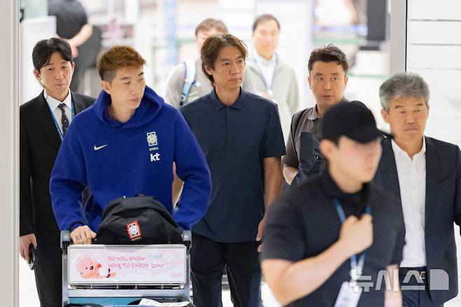 [인천공항=뉴시스] 황준선 기자 = 2026 북중미 월드컵 조별리그에서 탈락한 홍명보 전 대한민국 축구 국가대표팀 감독이 29일 인천국제공항 제2터미널을 통해 귀국하고 있다. 2026.06.29. hwang@newsis.com
