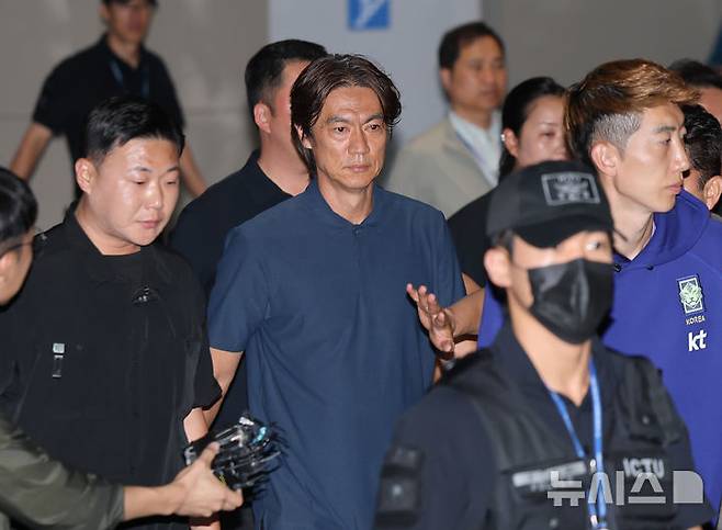 [인천공항=뉴시스] 황준선 기자 = 2026 북중미 월드컵 조별리그에서 탈락한 홍명보 전 대한민국 축구 국가대표팀 감독이 29일 인천국제공항 제2터미널을 통해 귀국하고 있다. (공동취재) 2026.06.29. photo@newsis.com