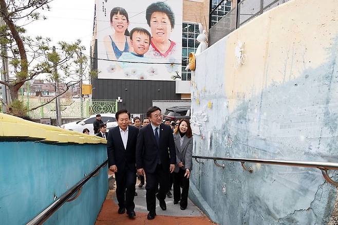 [서울=뉴시스] 정병혁 기자 = 윤호중 행정안전부 장관이 지난 3월 16일 오후 경북 안동시 소재 우수 마을기업 현장을 방문하여 마을공방 운영 현장을 둘러보고 있다. (사진=행전안전부 제공) 2025.03.16. photo@newsis.com *재판매 및 DB 금지