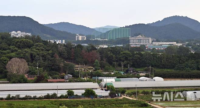 [광주=뉴시스] 이영주 기자 = 삼성전자와 SK하이닉스가 반도체 생산 공장(팹·Fab)을 전남광주특별시에 짓기로 한 29일 오후 호남권 반도체 생산 공장 후보지 중 하나로 거론되는 광주 서구 마륵동 부지가 보이고 있다. 2026.06.29. leeyj2578@newsis.com