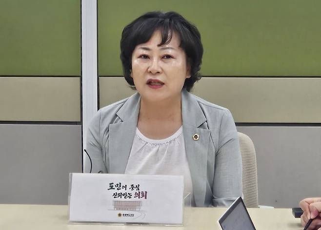 [청주=뉴시스] 이도근 기자= 김꽃임 충북도의회 국민의힘 원내대표가 30일 충북도청 기자실에서 13대 도의회 원 구성과 관련한 국민의힘 입장을 설명하고 있다. 2026.06.30. nulha@newsis.com *재판매 및 DB 금지