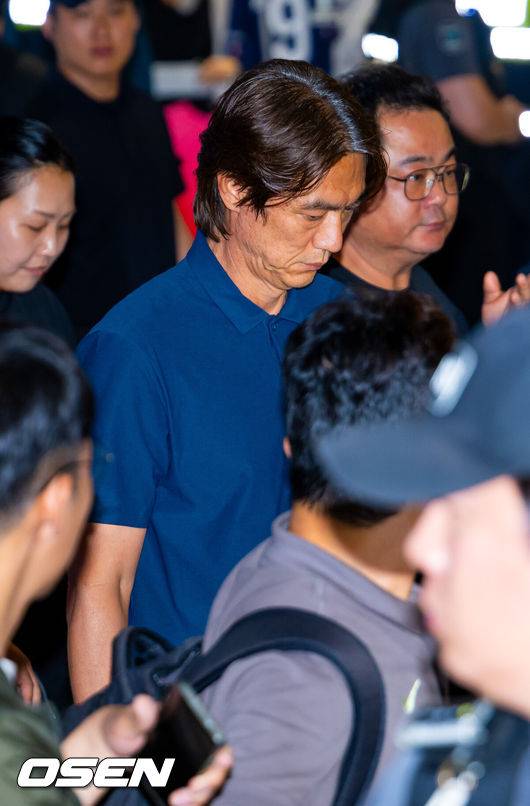[OSEN=인천공항, 민경훈 기자] 32강 진출에 실패한 대한민국 축구대표팀 중 홍명보 감독을 비롯해 김민재, 황희찬, 설영우, 이강인 등 선수 8명이 30일 새벽  인천국제공항을 통해 귀국했다. 손흥민 등 나머지 선수들은 쪼개져서 각자 귀국한다. 대표팀 귀국 본진은 30일 새벽 인천공항에 도착할 예정이다. 홍명보 감독이 입국하고 있다. 2026.06.30 / rumi@osen.co.kr