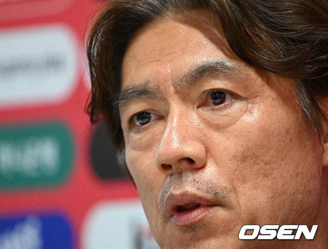 [OSEN=사포판(멕시코), 이대선 기자] 홍명보 감독이 이끄는 대한민국 축구국가대표팀이 26일(한국시각) 멕시코 과달라하라 인근 사포판의 치바스 베르데 바예에서 훈련을 진행했다.대한민국은 1승 2패(승점 3)로 조 3위에 머물렀다. 자력으로 32강에 오를 기회를 놓쳤고, 이제는 다른 조 경기 결과를 기다려야 하는 처지가 됐다.훈련에 앞서 대한민국 홍명보 감독이 인터뷰를 하고 있다. 2026.06.26 /sunday@osen.co.kr