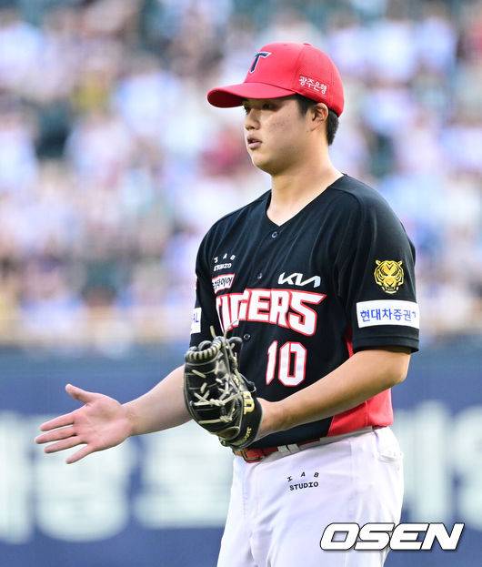 [OSEN=잠실, 최규한 기자] 28일 서울 잠실야구장에서 ‘2026 신한 SOL Bank KBO리그’ 두산 베어스와 KIA 타이거즈의 경기가 열렸다.홈팀 두산은 최승용, 방문팀 KIA는 김태형을 선발로 내세웠다.7회말 두산 공격을 막아낸 KIA 투수 김태형이 더그아웃으로 향하고 있다. 2026.06.28 / dreamer@osen.co.kr