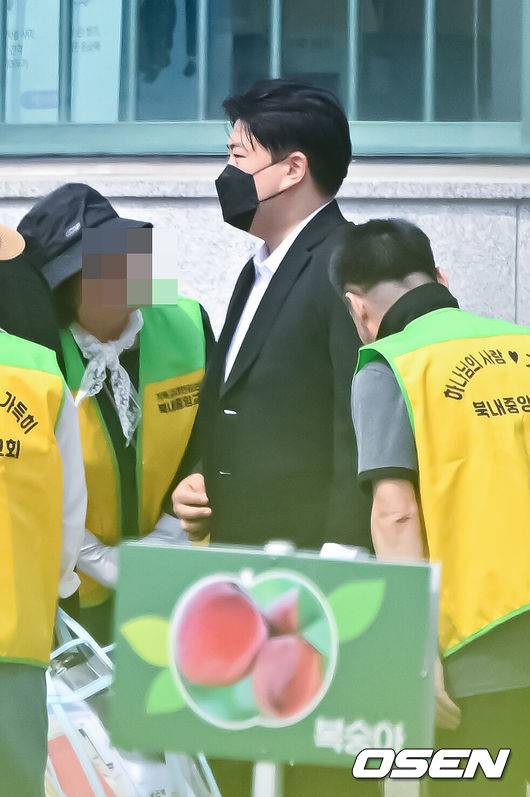 [OSEN=여주, 박준형 기자] 가수 김호중이 30일 경기도 여주시 소망교도소에서 출소했다.음주 상태로 차를 몰다 사고를 낸 뒤 달아난 혐의로 복역한 지 2년 1개월여 만이다. 최근 법무부의 가석방 심사를 통과한 데 따른 것으로, 당초 예정된 만기 출소일보다 5개월여 먼저 사회로 복귀한다.김호중은 음주 뺑소니 사고와 증거인멸 교사 등의 혐의로 징역 2년 6개월을 선고받았으며, 항소심 이후 상고를 포기해 형이 확정된 바 있다. 가수 김호중이 소망교도소를 나서고 있다.   2026.06.30 / soul1014@osen.co.kr