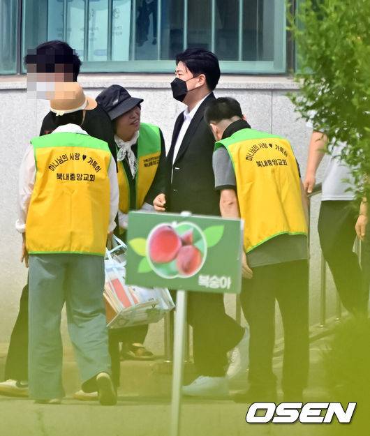 Singer Kim Ho-joong, who was sentenced to two years and six months in prison for a drunk driving hit-and-run accident, passed his parole review and was released five months earlier than scheduled. While some fans gathered at the release site holding placards with welcoming messages to greet Kim Ho-joong, controversy has arisen as reactions continue that the gathering was excessive for a figure who caused a social uproar.Kim Ho-joong was released from Somang Prison in Yeoju, Gyeonggi Province, on the morning of the 30th and left the scene in a vehicle without making a separate statement. He was indicted on charges of fleeing the scene after causing a drunk driving accident in Gangnam-gu, Seoul, in May 2024, and instructing his manager to falsely turn himself in.Kim Ho-joong, who was sentenced to two years and six months in prison in the first trial, had his prison sentence upheld in the appeal trial, and his sentence was finalized after he abandoned his appeal to the Supreme Court. Returning to society through parole, Kim Ho-joong will be placed under probation and is expected to focus on ankle surgery and rehabilitation treatment for the time being.