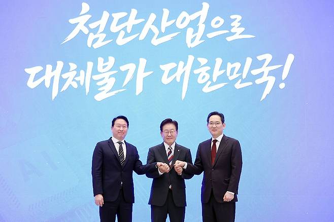 이재명 대통령과 이재용(오른쪽) 삼성전자 회장, 최태원 SK 회장이 29일 청와대 영빈관에서 열린 ‘대한민국 대도약 3대 메가프로젝트 국민보고회'에서 기념촬영을 하고 있다. 뉴시스
