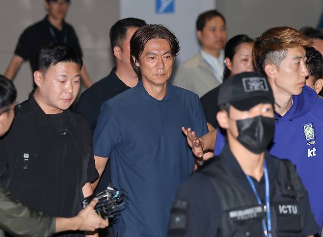 2026 북중미 월드컵 32강 진출 실패의 책임을 지고 사퇴 의사를 밝힌 홍명보 전 축구대표팀 감독이 30일 새벽 조현우 등 선수들과 인천국제공항 2터미널을 통해 입국해 이동하고 있다. 공동취재