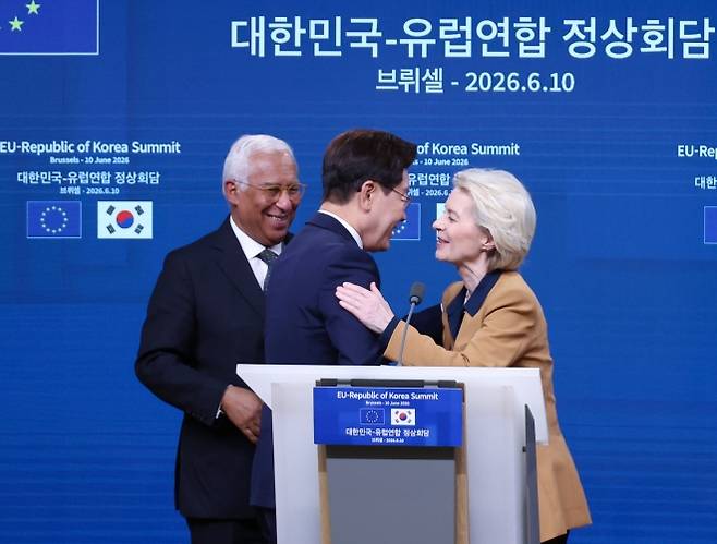 이재명 대통령, 한-EU 지도부 - 이재명 대통령이 지난 10일(현지시간) 벨기에 브뤼셀 EU이사회 본부에서 안토니우 코스타 EU 정상회의 상임의장, 우르즐라 폰데어라이엔 EU 집행위원장과 공동언론발표 후 인사를 나누고 있다. 연합뉴스