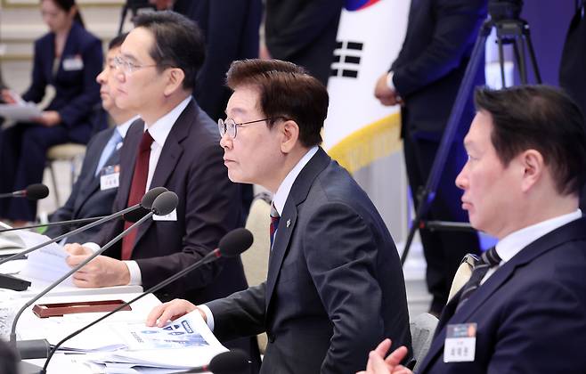이재명 대통령과 이재용 삼성전자 회장, 최태원 SK그룹 회장이 29일 청와대에서 열린 3대 메가프로젝트 국민보고회에서 김정관 산업통상부 장관의 정책발표를 듣고 있다. 연합뉴스
