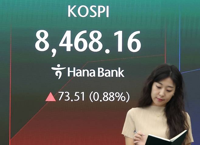 30일 22.05포인트(0.26%) 오른 8416.7로 출발했던 코스피 지수가 장중 하락 전환하며 8200대까지 후퇴했다. 연합뉴스