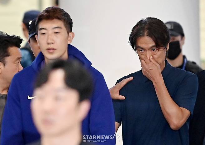 북중미월드컵 조별예선 탈락한 축구대표팀 홍명보 전 감독이 조현우, 이강인, 김민재 등 선수들과 함께 30일 오전 인천공항 제2청사를 통해 귀국하고 있다.  .26.06.30. /사진=강영조 cameratalks@