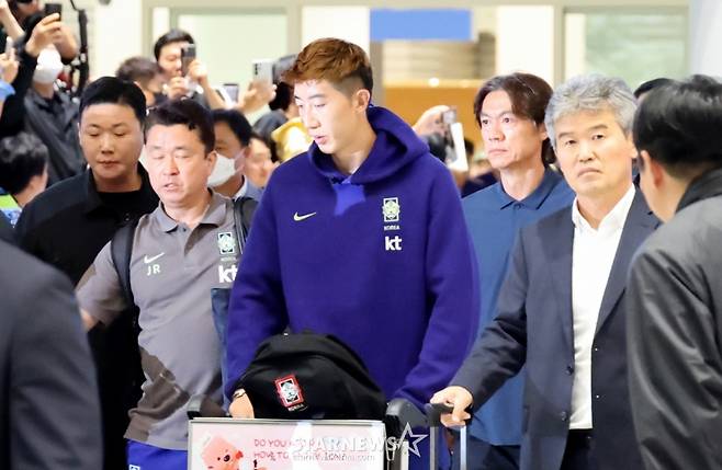 북중미월드컵 조별예선 탈락한 축구대표팀 홍명보 전 감독이 이강인, 김민재등 선수들과 함께 30일 오전 인천공항 제2청사를 통해 귀국하고 있다.  26.06.30. /사진=강영조 cameratalks@