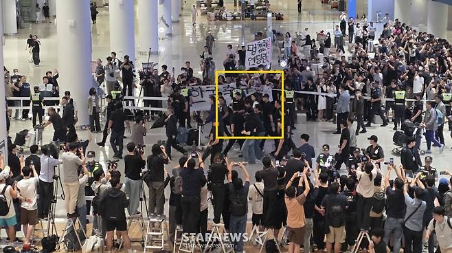 북중미월드컵 조별예선 탈락한 축구대표팀 홍명보 전 감독(노란색 네모)이 이강인, 김민재등 선수들과 함께 30일 인천공항 제2청사를 통해 귀국하고 있다. /사진=김명석 기자
