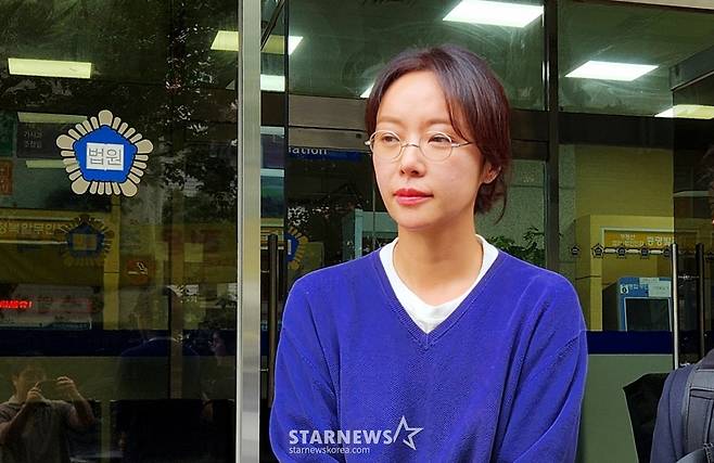 (제주=뉴스1) 강승남 기자 = 배우 황정음이 25일 제주시 이도2동 제주지방법원에서 취재진 질문에 대답하고 있다. 제주지법 제2형사부는 이날 열린 선고공판에서 특정경제범죄 가중 처벌 등에 관한 법률 위반(횡령) 혐의를 받은 황 씨에게 징역 2년에 집행유예 4년을 선고했다. 2025.9.25/뉴스1  Copyright (C) 뉴스1. All rights reserved. 무단 전재 및 재배포,  AI학습 이용 금지. /사진=(제주=뉴스1) 강승남 기자
