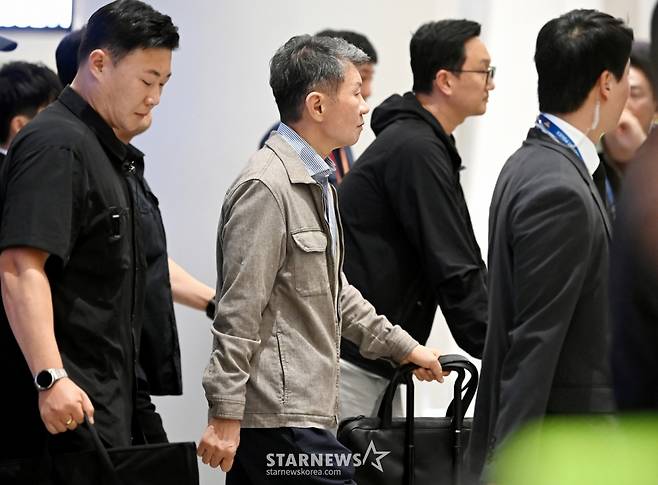 북중미월드컵 조별예선 탈락한 축구대표팀 홍명보 전 감독이  전격 사퇴한 후 선수단과 함께 귀국한 가운데 정몽규 KFA회장도  30일 오전 인천공항 제2청사를 빠져나가고 있다.  2026.06.30.  북중미월드컵 조별예선 탈락한 축구대표팀 홍명보 전 감독이  전격 사퇴한 후 선수단과 함께 귀국한 가운데 정몽규 KFA회장도  30일 오전 인천공항 제2청사를 빠져나가고 있다.  2026.06.30. /사진=강영조 cameratalks@