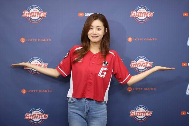 배우 강소라가 28일 부산 LG전 시구를 앞두고 취재진과 인터뷰에 응했다. /사진=롯데 자이언츠 제공