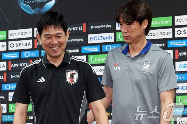 대한민국 홍명보 감독(오른쪽)과 일본 모리야스 하지메 감독이 지난해 7월 6일 오후 경기도 용인미르스타디움에서 열린 2025 동아시아축구연맹(EAFF) E-1 챔피언십 남자부 공식 기자회견에 참석하고 있다. /사진=뉴스1